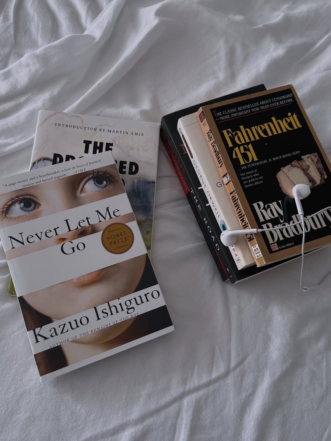 Post 4 by Maureen’s Bookstagram 🎀 on Instagram (carousel)