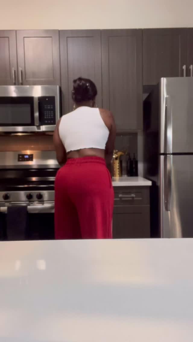 Post 2 by Lola Blacc on Instagram (video)