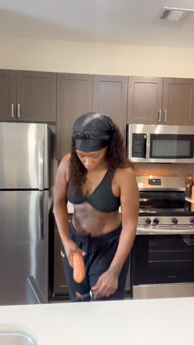 Post 6 by Lola Blacc on Instagram (video)