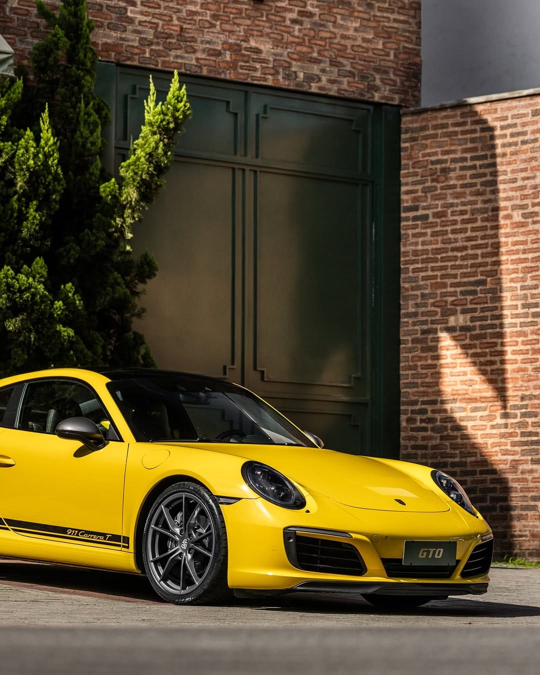 Post 7 by GTO - Loja de carros esportivos e importados on Instagram (carousel)