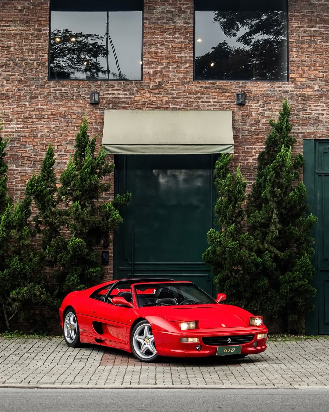 Post 1 by GTO - Loja de carros esportivos e importados on Instagram (carousel)