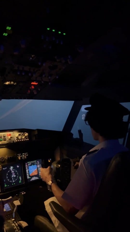 Post 8 by Airspeed Indonesia Simulator - PT. Universal Alam Indonesia on Instagram (video)
