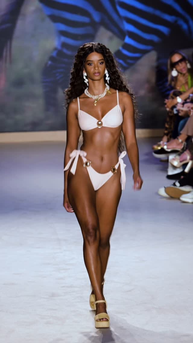 Post 9 by Caro Londoño on Instagram (video)