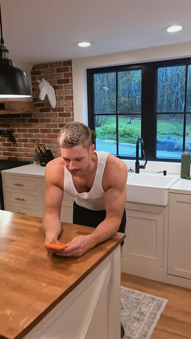Post 3 by Rosco Anderson-Hardie on Instagram (video)