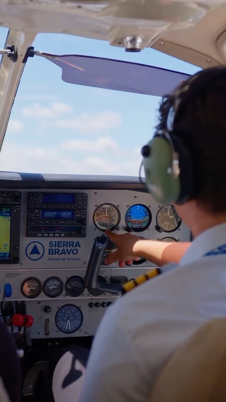 Post 8 by Sierra Bravo Escola de Aviação on Instagram (video)