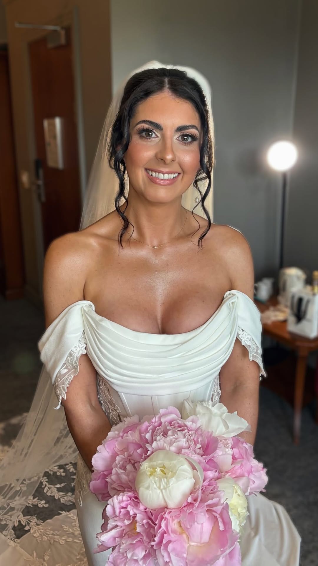 Post 5 by VICTORIA FOX 🦊 MAKEUP ARTIST on Instagram (video)