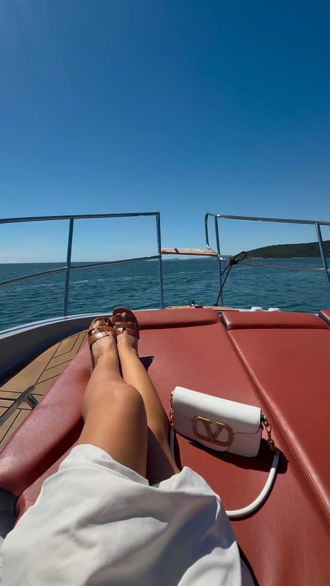 Post 3 by VICTORIA EROLES on Instagram (video)