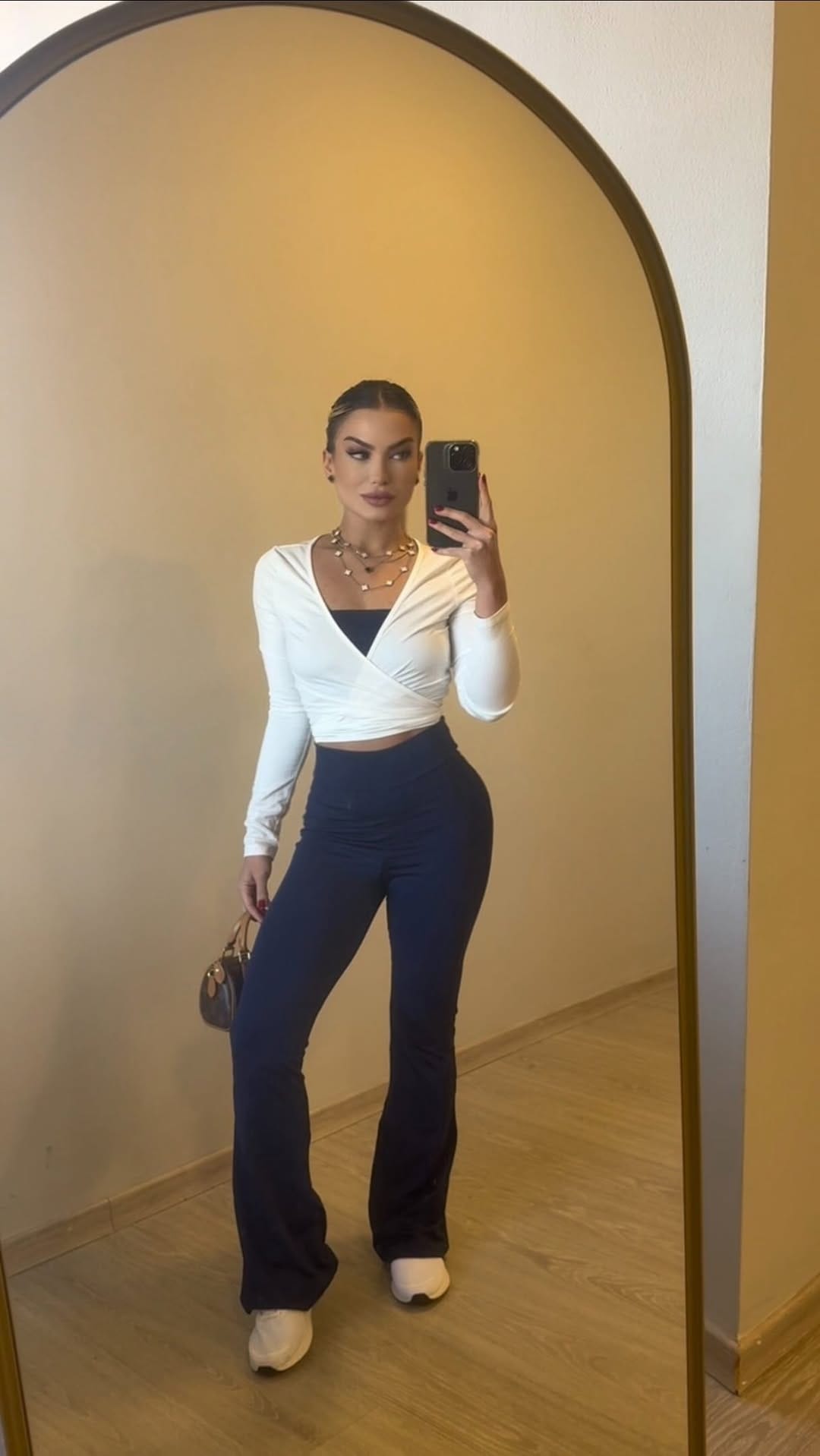 Post 2 by VICTORIA EROLES on Instagram (video)