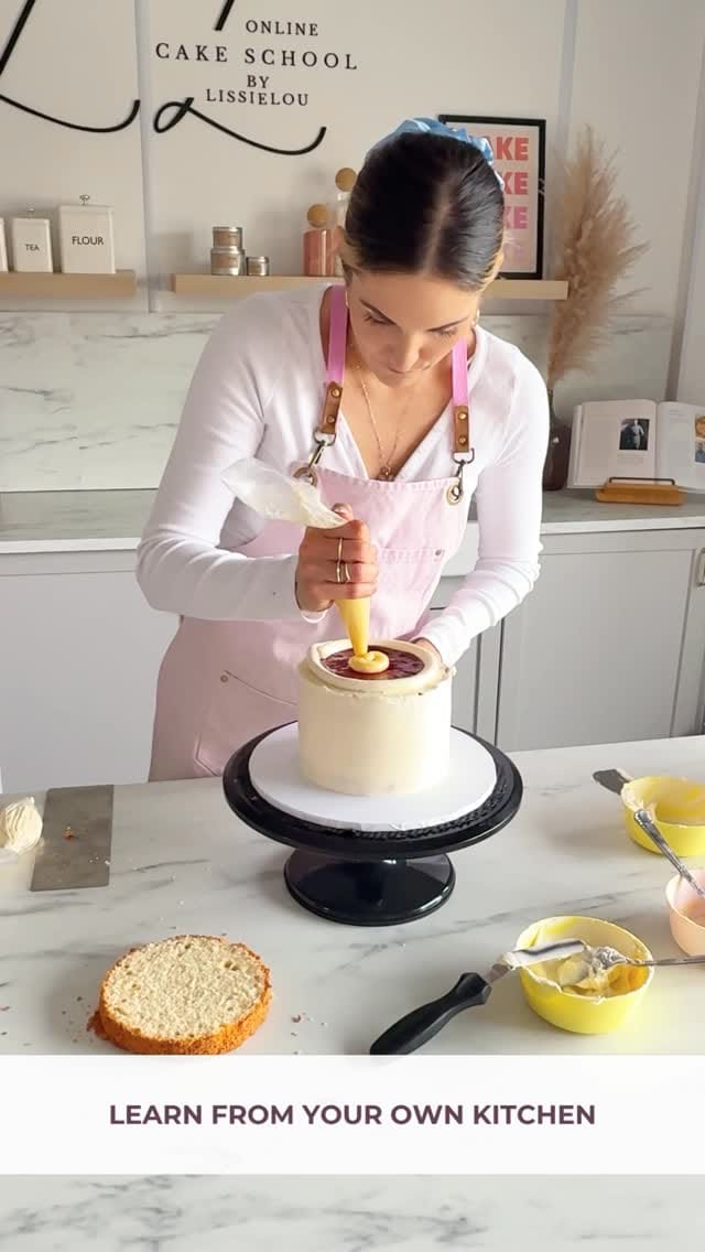 Post 7 by LissieLou Cake School on Instagram (video)