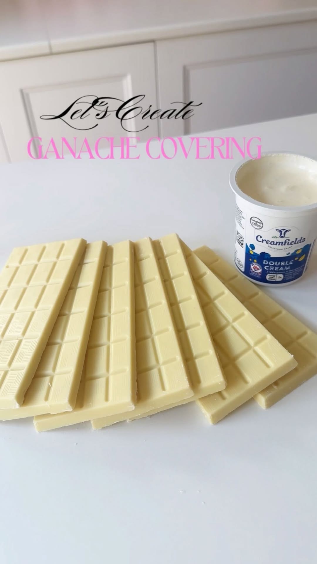 Post 4 by LissieLou Cake School on Instagram (video)