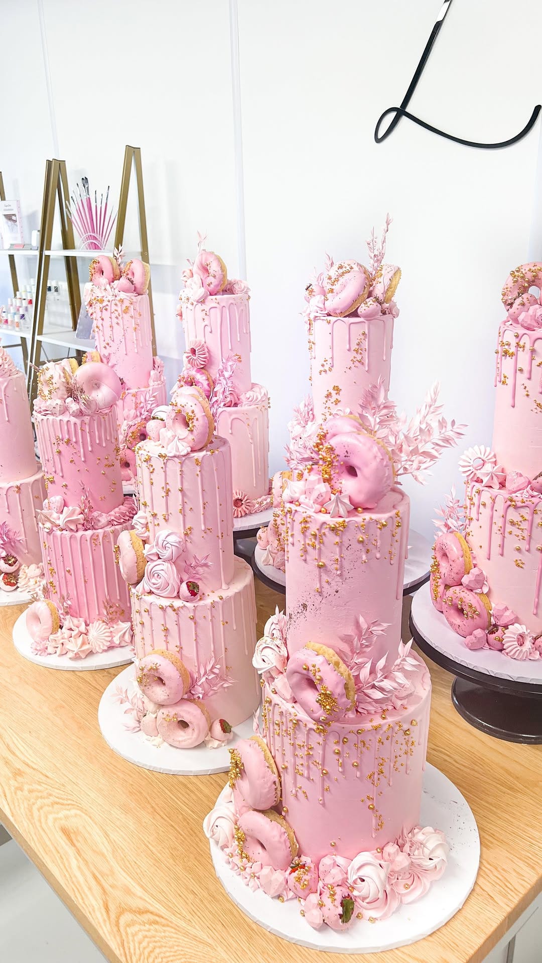 Post 9 by LissieLou Cake School on Instagram (video)