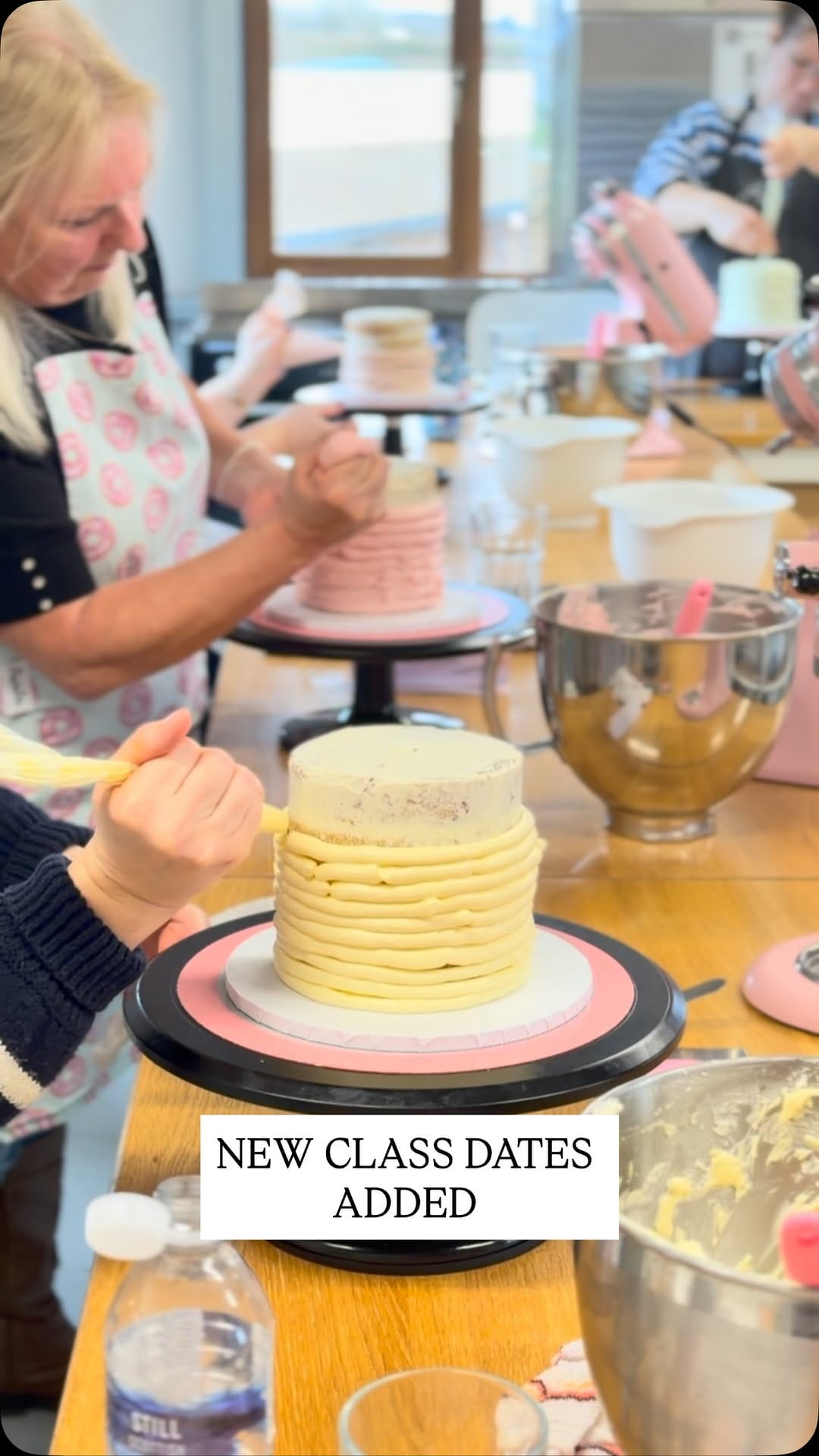 Post 1 by LissieLou Cake School on Instagram (video)