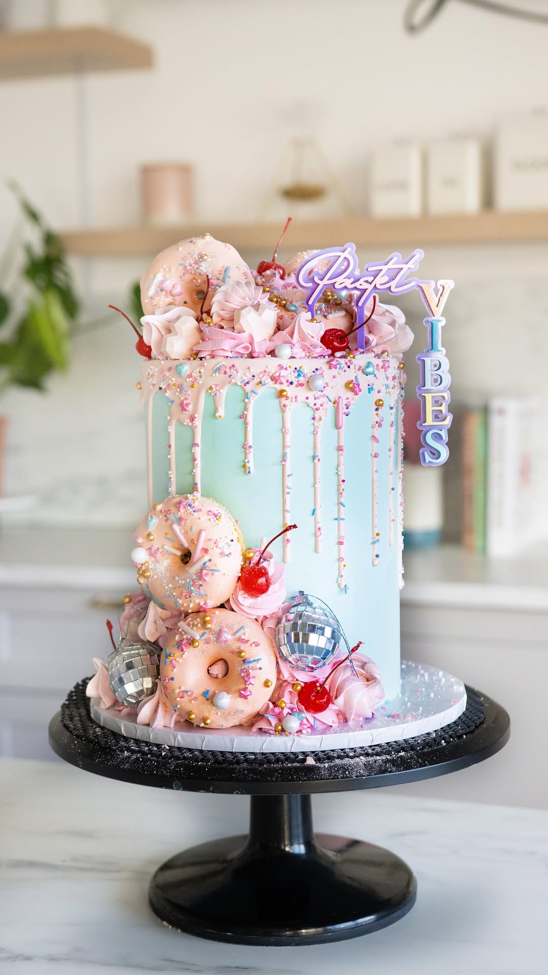 Post 10 by LissieLou Cake School on Instagram (video)