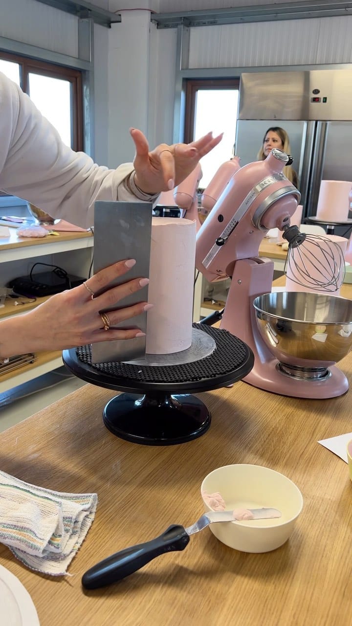 Post 8 by LissieLou Cake School on Instagram (video)