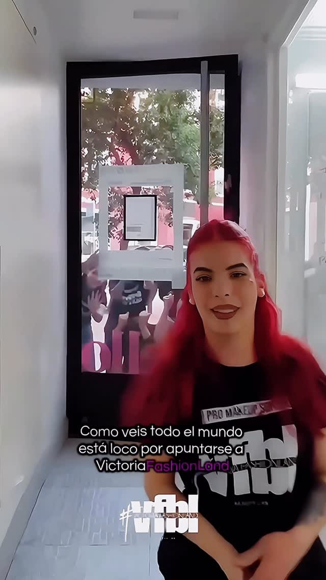 Post 4 by VICTORIA FASHIONLAND  | Mua➕Hair➕Photo➕Video on Instagram (video)