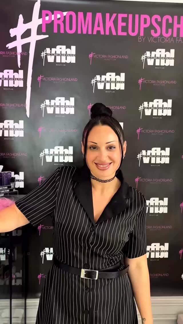 Post 5 by VICTORIA FASHIONLAND  | Mua➕Hair➕Photo➕Video on Instagram (video)