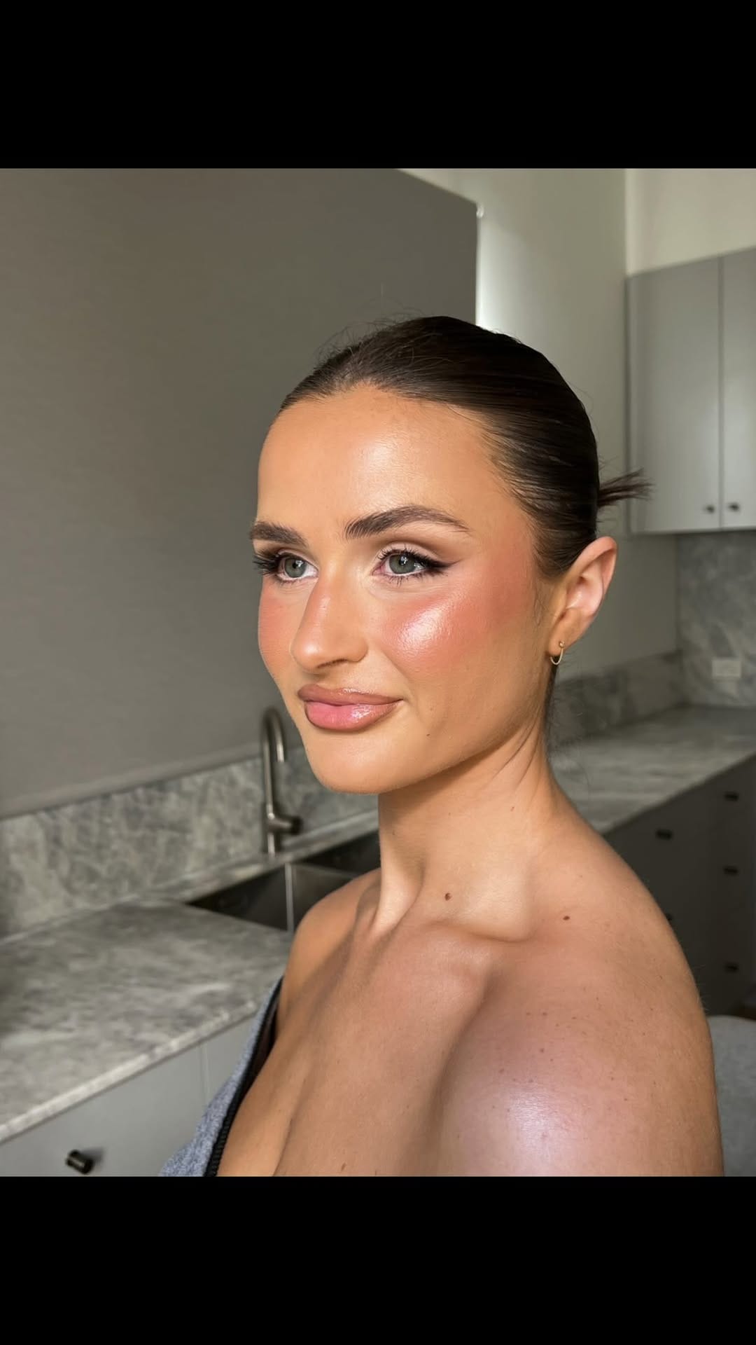 Post 1 by 𝐂𝐇𝐀𝐑𝐋𝐎𝐓𝐓𝐄 𝐒𝐖𝐄𝐄𝐓𝐋𝐀𝐍𝐃 - Makeup Artist on Instagram (video)