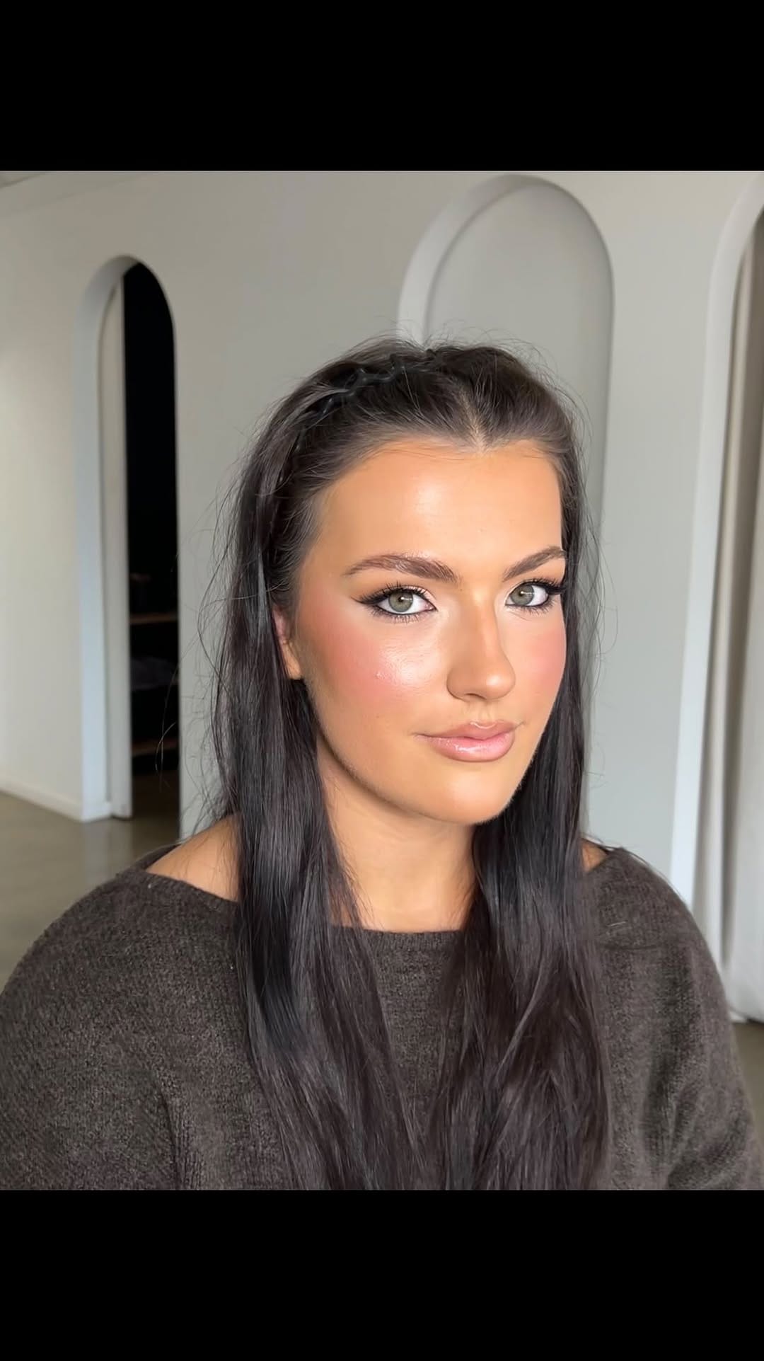 Post 3 by 𝐂𝐇𝐀𝐑𝐋𝐎𝐓𝐓𝐄 𝐒𝐖𝐄𝐄𝐓𝐋𝐀𝐍𝐃 - Makeup Artist on Instagram (video)