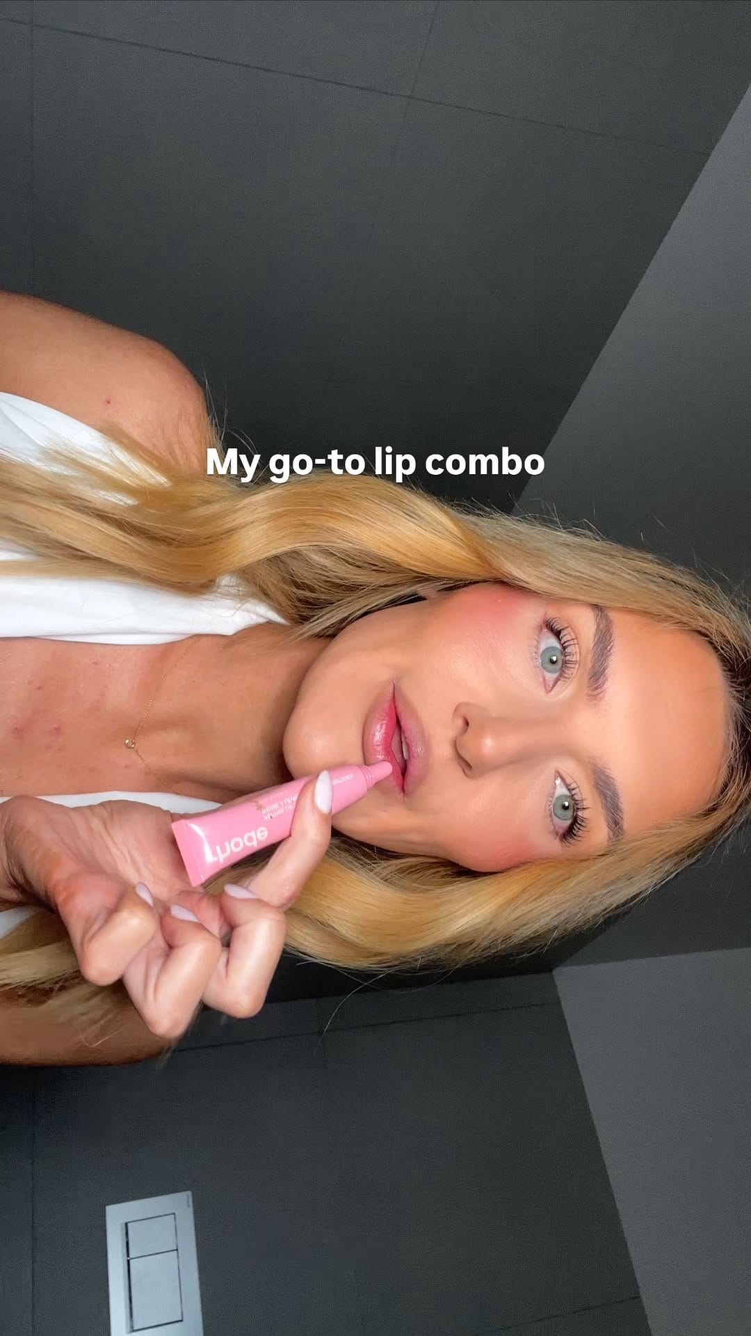Post 2 by 𝐂𝐇𝐀𝐑𝐋𝐎𝐓𝐓𝐄 𝐒𝐖𝐄𝐄𝐓𝐋𝐀𝐍𝐃 - Makeup Artist on Instagram (video)
