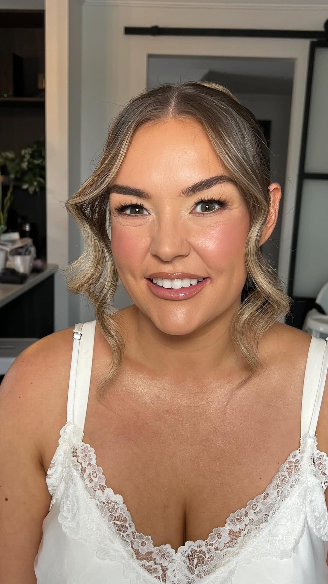 Post 7 by 𝐂𝐇𝐀𝐑𝐋𝐎𝐓𝐓𝐄 𝐒𝐖𝐄𝐄𝐓𝐋𝐀𝐍𝐃 - Makeup Artist on Instagram (video)