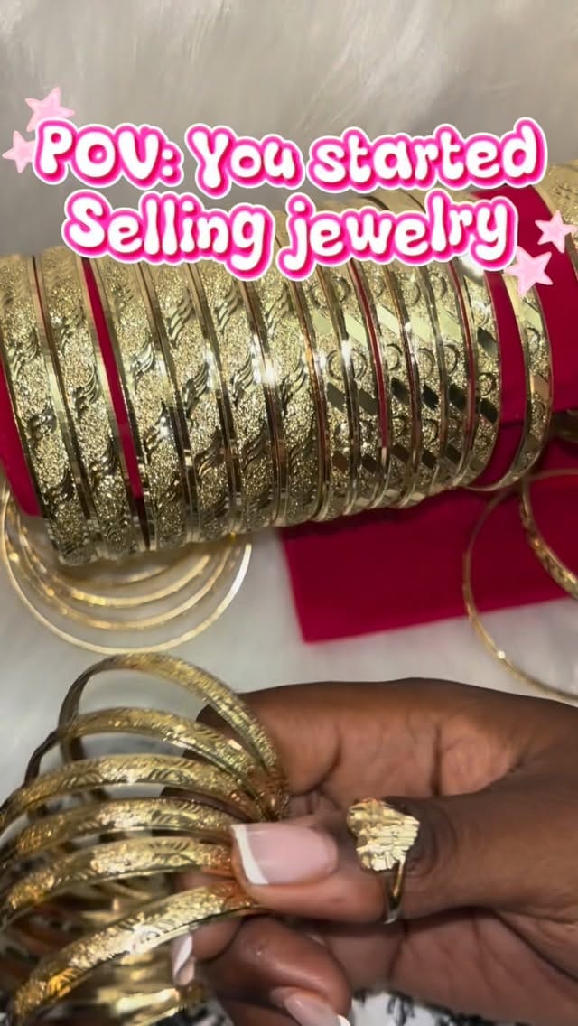 Post 1 by #1 BEST SELLING LIPGLOSS & SKINCARE 💖 on Instagram (video)