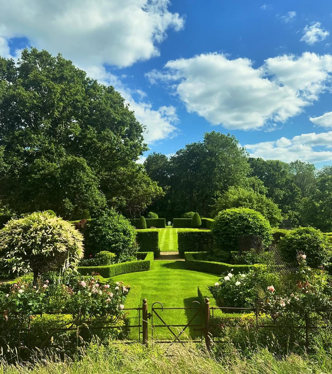 Post 1 by Rebecca - Location house on Instagram (image)
