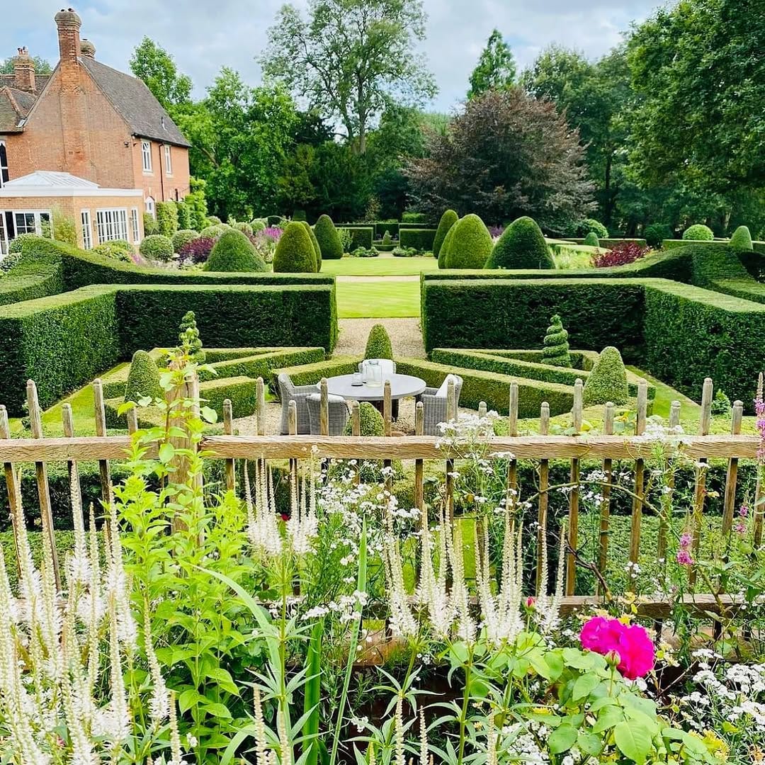Post 10 by Rebecca - Location house on Instagram (image)