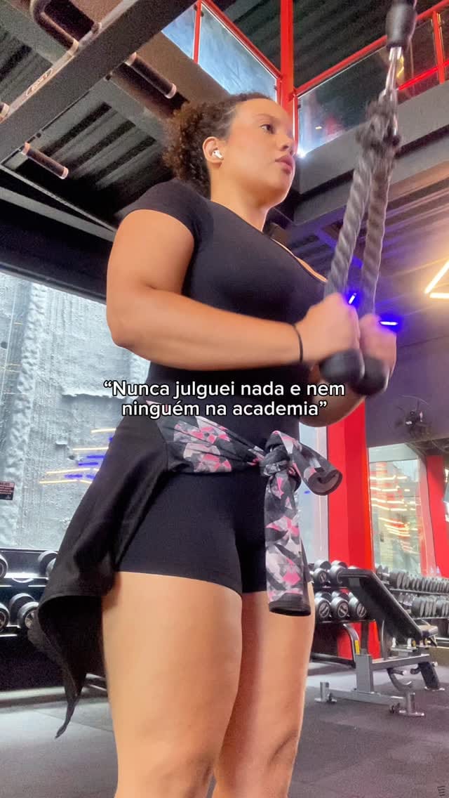 Post 10 by Victória Laís on Instagram (video)