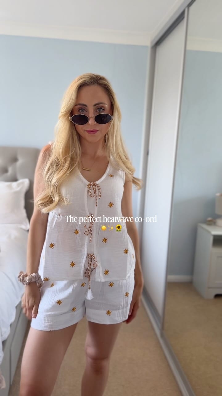 Post 4 by Lola Hobbs on Instagram (video)