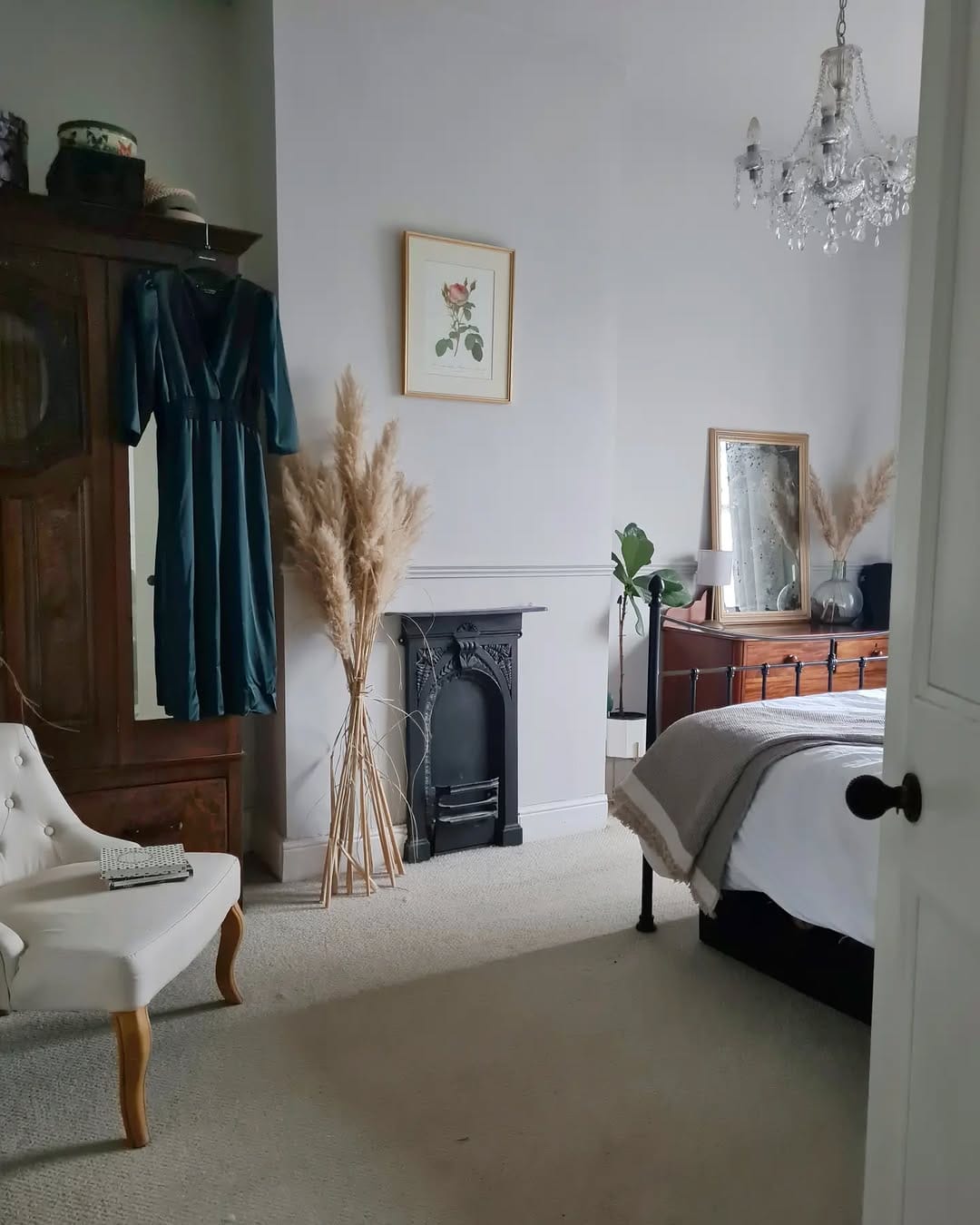 Post 2 by Jo | Neutral Vintage Home on Instagram (image)