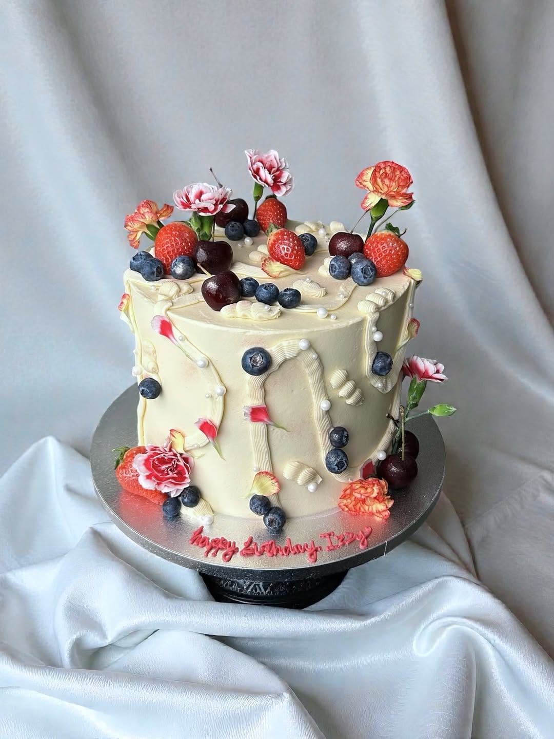Post 3 by WhatLeilaBakes Vegan Bakery on Instagram (image)