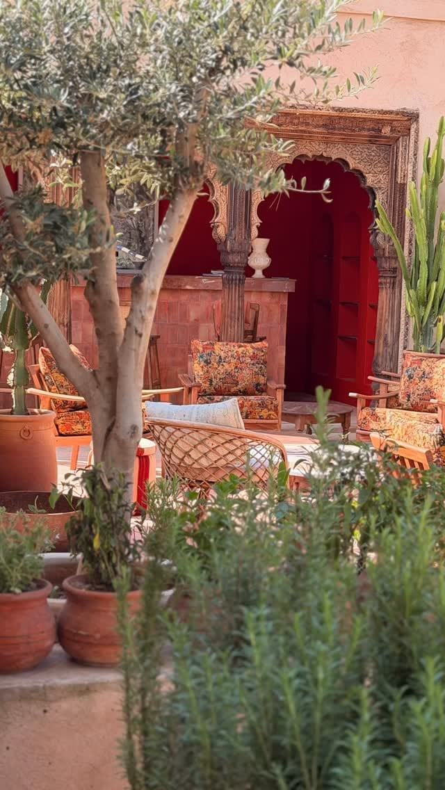 Post 3 by Esra Kazmirci on Instagram (video)