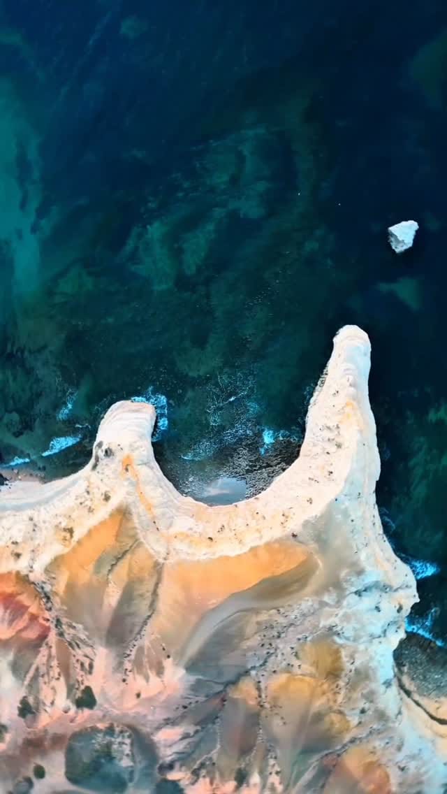 Post 6 by Dario & Cecilia | Adventure travel & VanLife in Australia on Instagram (video)