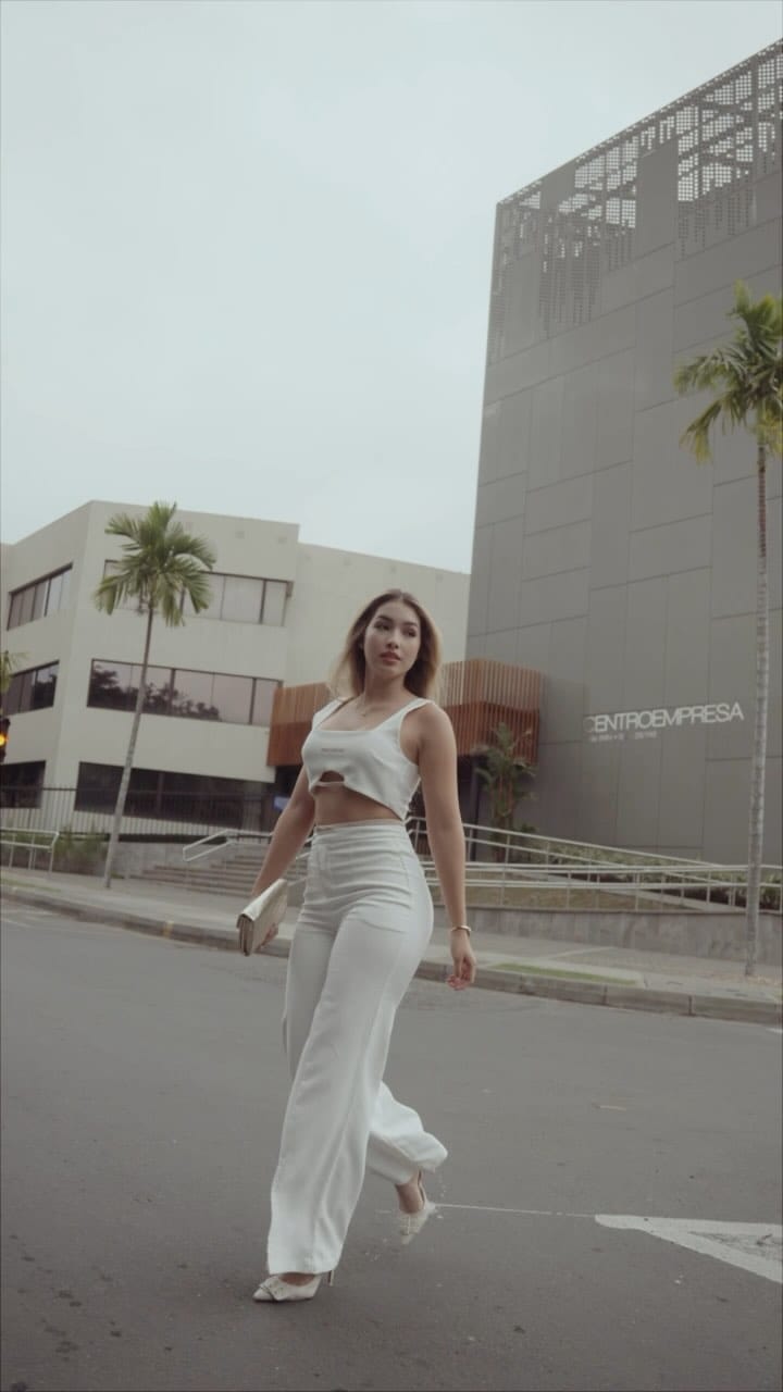 Post 10 by Laura Jaramillo on Instagram (video)