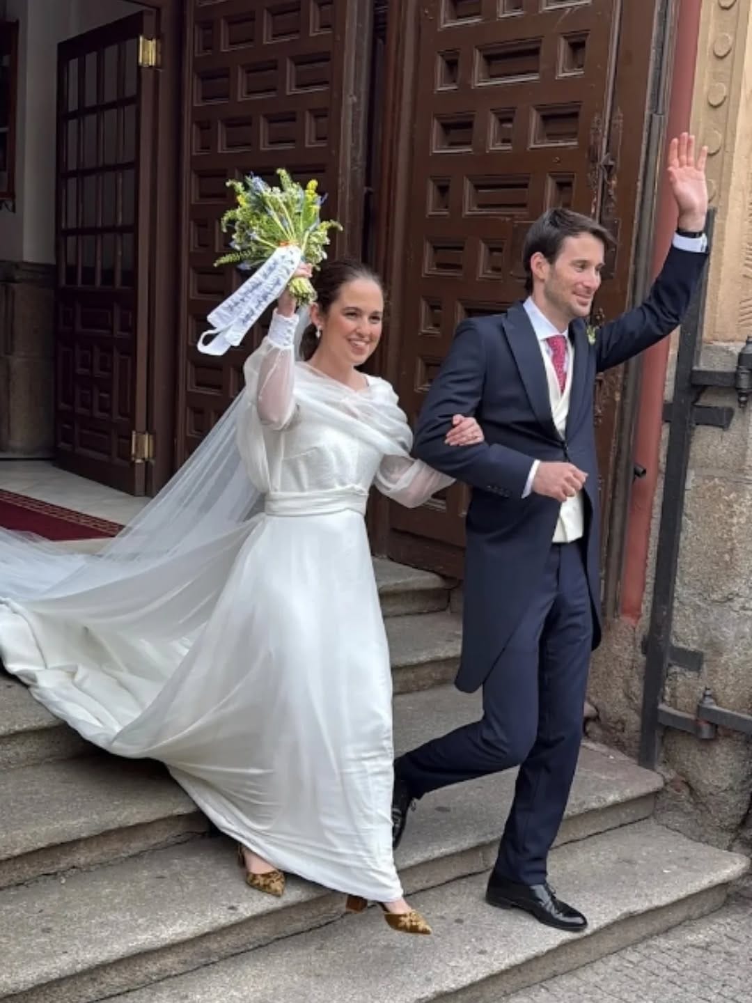 Post 9 by Vestidos de novia e invitada. on Instagram (carousel)