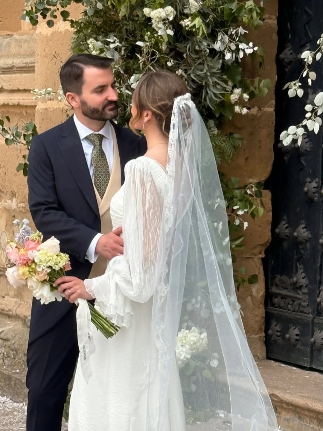 Post 10 by Vestidos de novia e invitada. on Instagram (carousel)