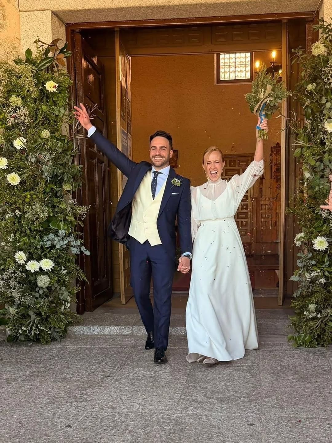 Post 1 by Vestidos de novia e invitada. on Instagram (carousel)