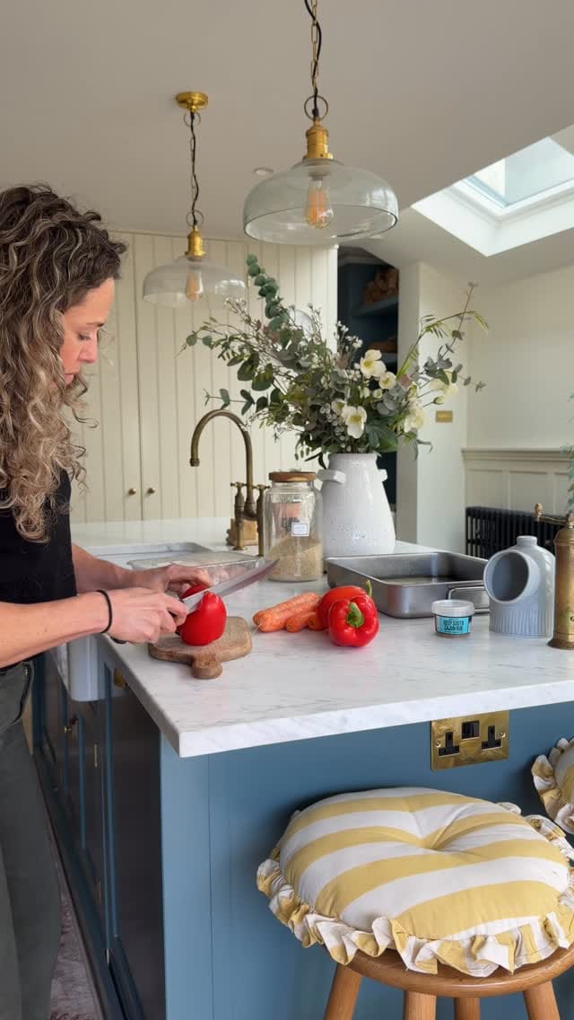 Post 4 by Sophia Nikolaides on Instagram (video)