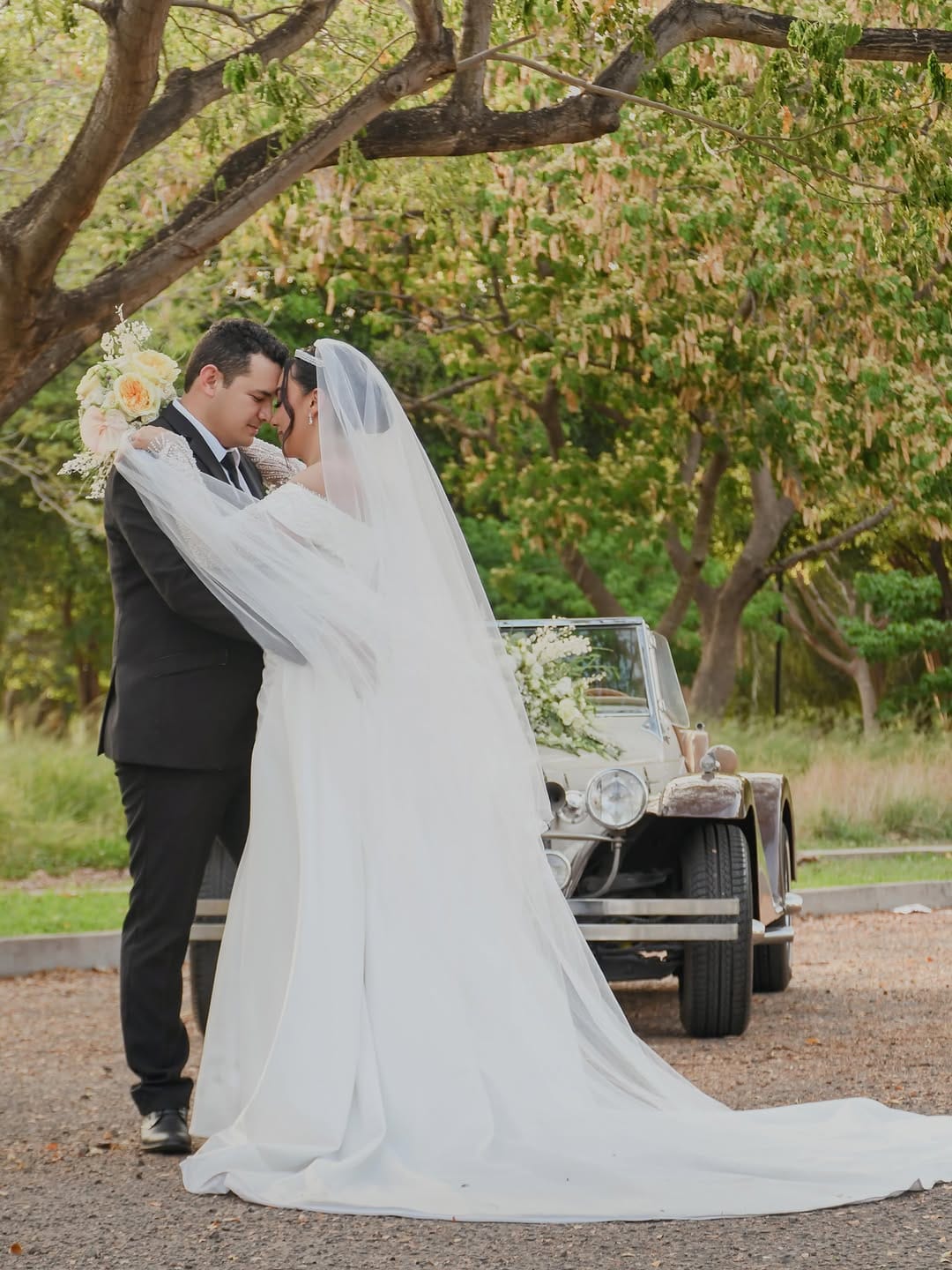 Post 2 by Cielo Inzunza Novias on Instagram (image)