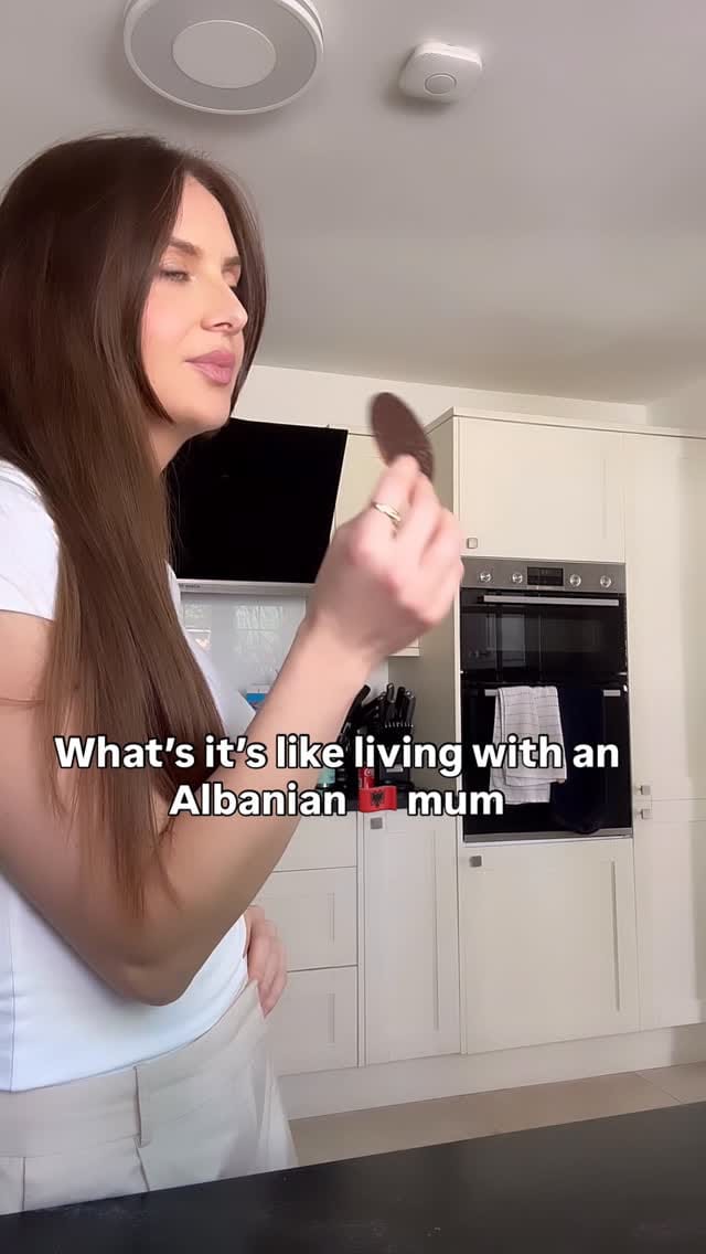 Post 4 by Anna Kola on Instagram (video)