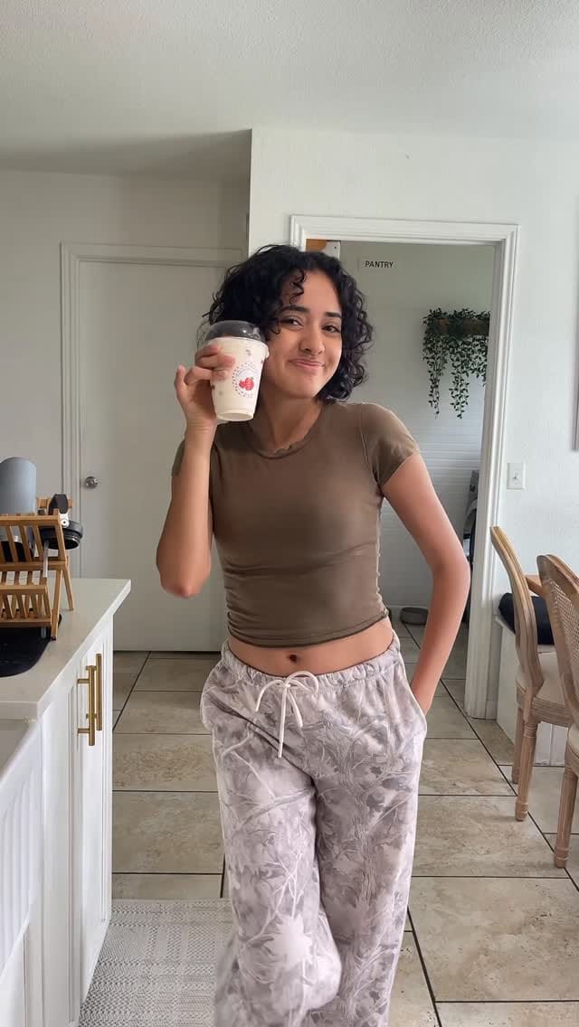 Post 2 by Victoria Hernández on Instagram (video)