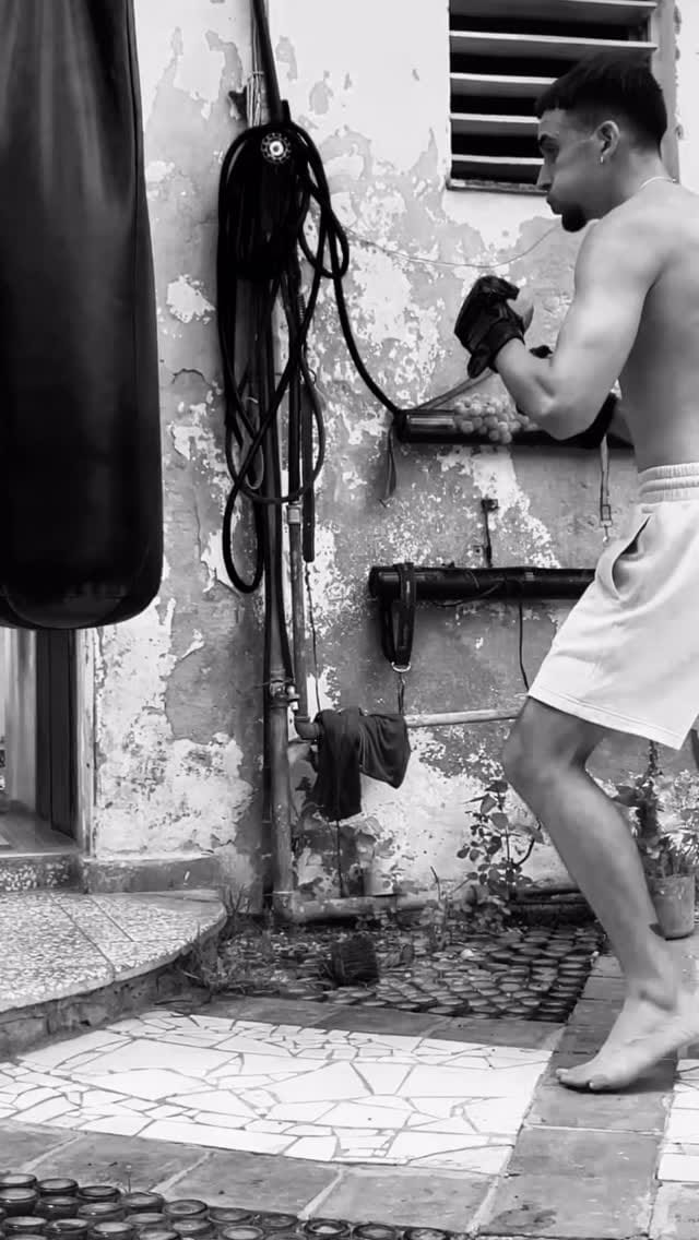 Post 6 by HONOR, LEALTAD Y RESPETO. on Instagram (video)
