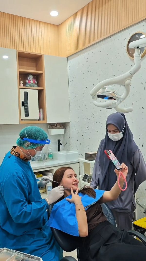 Post 5 by Dr. Fhan | Dokter Gigi on Instagram (video)