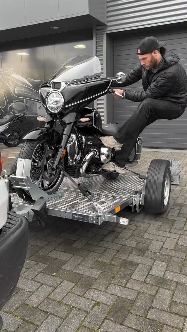 Post 3 by EILZURR®️ | Das Motorrad-Verzurrsystem on Instagram (video)