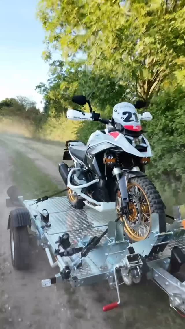 Post 10 by EILZURR®️ | Das Motorrad-Verzurrsystem on Instagram (video)