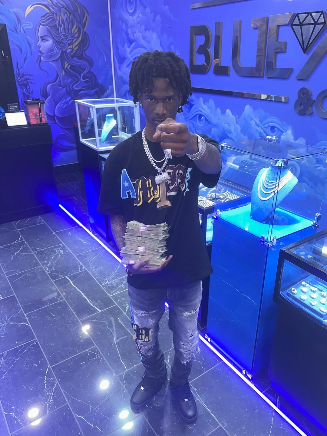 Post 10 by duffy 🎒®️ on Instagram (carousel)