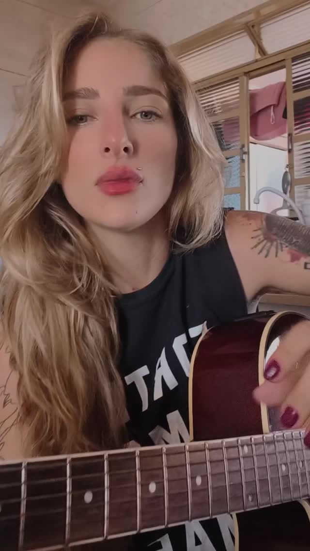 Post 6 by Sarah Céli on Instagram (video)
