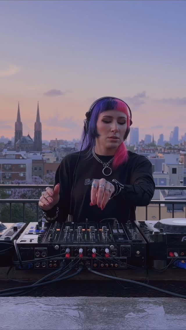 Post 3 by ʟɪɴᴅꜱᴇʏ ʜᴇʀʙᴇʀᴛ on Instagram (video)