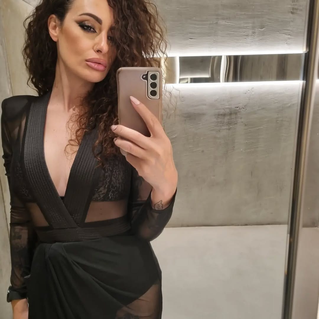 Post 2 by Pro Makeup Artist on Instagram (carousel)