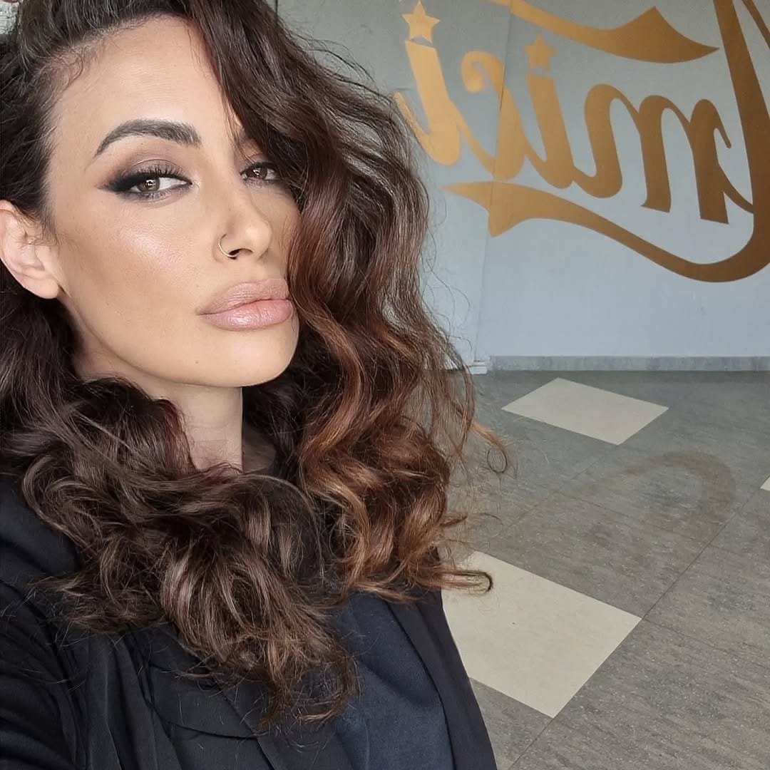Post 5 by Pro Makeup Artist on Instagram (carousel)